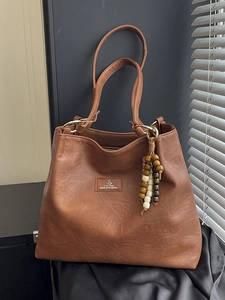 Vintage brown leather tote bag with large capacity and decorative wooden beads