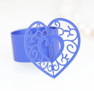 Détail du rond de serviette en papier bleu avec motifs de cœur découpés au laser