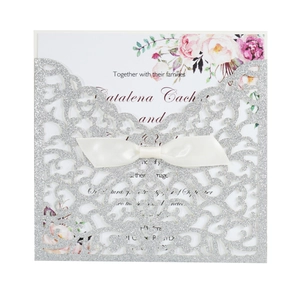 Elegante invito di nozze argento glitterato con nastro bianco e inserto floreale