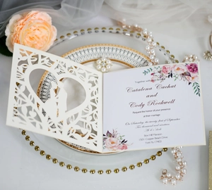 Faire-part de mariage découpé au laser avec motif cœur et carte intérieure florale