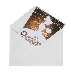Faire-part de mariage découpé au laser avec silhouette de mariée et carte effet bois