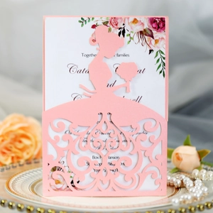 Faire-part de mariage rose découpé au laser avec silhouette de mariée et motifs floraux