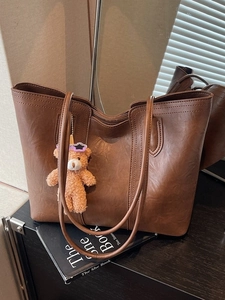 Vintage PU Leather Large Capacity Tote Bag For Women With Bear Charm Fashion Shoulder Commuter Handbag