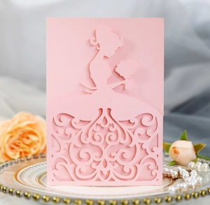 Détail d'invitation rose découpée au laser avec silhouette de mariée et dentelle fine