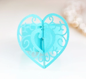 Rond de serviette cœur ajouré bleu clair avec motifs de vignes florales ciselés