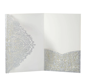 Détail d'invitation de mariage découpée au laser avec paillettes argentées et dentelle