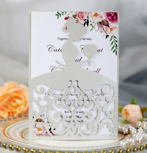 Faire-part de mariage découpé au laser avec silhouette de mariée et détails fleuris