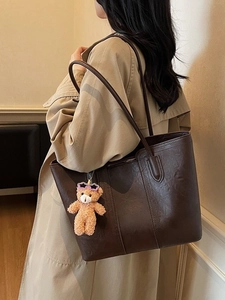 Retro brown large capacity tote bag in premium faux leather with cute bear charm detail