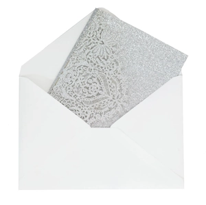 Détail de l'invitation de mariage découpée au laser avec paillettes et enveloppe