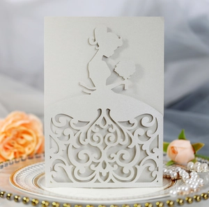 Détail de la silhouette de mariée découpée au laser sur papier nacré pour invitation chic