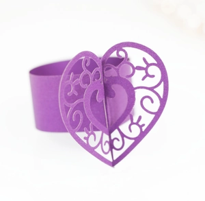 Détail du rond de serviette violet en forme de cœur avec motifs ajourés au laser