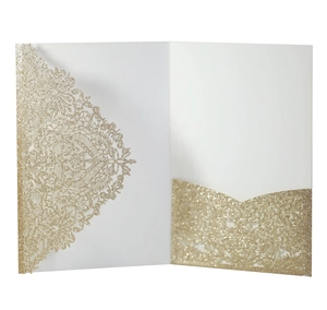 Détail de l'invitation de mariage dorée pailletée avec motif mandala découpé au laser