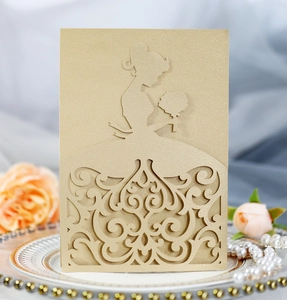 Détail d'un faire-part doré découpé au laser avec silhouette de mariée et motifs floraux