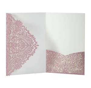 Détail de la pochette en dentelle découpée au laser pour cartes d'invitation roses