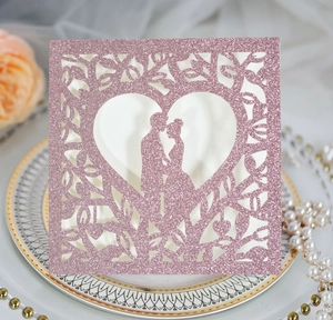 Invitation de mariage rose pailleté avec découpe laser et silhouette de couple
