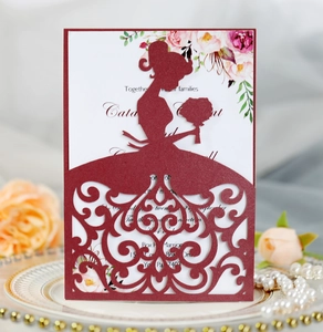 Invitation de mariage découpée au laser bordeaux avec silhouette de mariée élégante