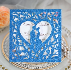 Détail de l'invitation de mariage bleue à paillettes découpée au laser avec cœur
