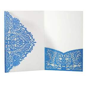 Détail du motif floral découpé au laser sur invitation de mariage à paillettes bleues