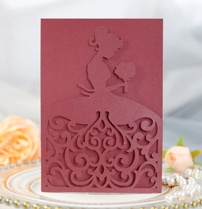 Détail de l'invitation découpée au laser bordeaux avec motif élégant de mariée et fleurs