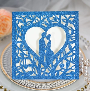 Détail macro d'invitation de mariage pailletée découpée au laser avec cœur et couple