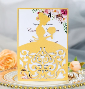Faire-part de mariage doré découpé au laser avec silhouette de mariée et fleurs