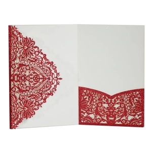 Détails macro du motif de dentelle découpé au laser et paillettes rouges sur carte blanche