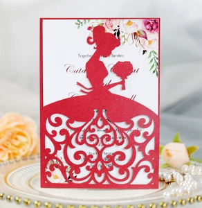 Faire-part de mariage rouge découpé au laser avec silhouette de mariée sur assiette fleurie