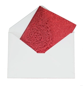 Détail macro d'invitation de mariage rouge pailletée découpée au laser avec mandala