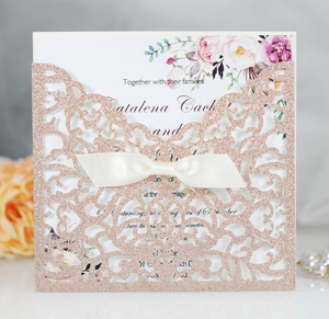 Dettaglio dell'invito di nozze glitter oro rosa tagliato al laser con nastro di raso rosa