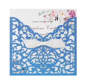 Invito di nozze blu glitterato tagliato al laser con fiocco bianco e inserto floreale
