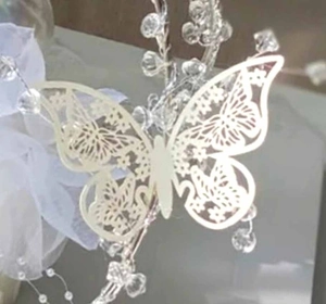 Détail du sticker mural papillon 3D ivoire avec des motifs floraux découpés au laser doubles