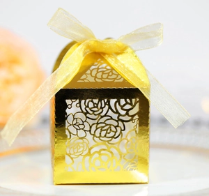 Goldene lasergeschnittene Hochzeits-Geschenkbox mit einer eleganten Seidenschleife
