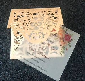 Laserschnitt-Hochzeitseinladungsset in Champagnergold mit floralem Transparentpapier