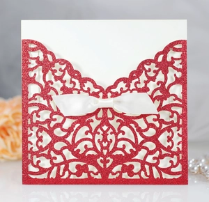Partecipazione di nozze rossa glitterata intagliata al laser con fiocco in seta bianco