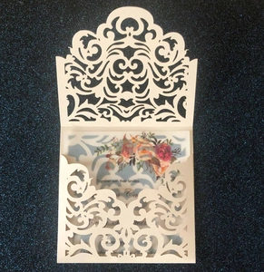 Laserschnitt-Hochzeitseinladung mit floralem Transparentpapier und Ziermustern