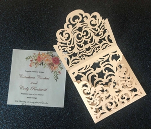 Elegante Laser-Cut-Hochzeitseinladung mit floraler Innenkarte auf Glitzereffekt