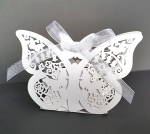 Boîte à bonbons papillon découpée au laser avec motifs floraux et ruban en organza blanc