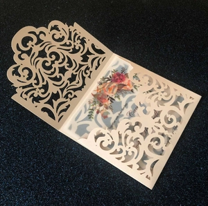 Laserschnitt-Hochzeitseinladung mit floralem Pergamenteinsatz und champagner-goldenem Design