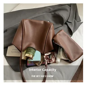 Vista dettagliata dell'interno capiente della borsa tote in pelle marrone con accessori