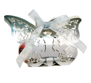 Boîte de mariage papillon découpée au laser en miroir argenté avec ruban