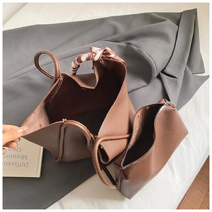Dettaglio borsa shopper marrone con pochette interna e foulard decorativo sul manico
