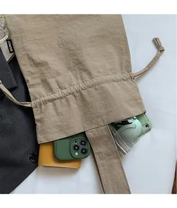 Detailoverzicht van de kaki tas met trekkoord en voldoende ruimte voor dagelijkse spullen