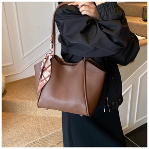 Borsa tote marrone in pelle martellata con foulard di seta rosa annodato al manico