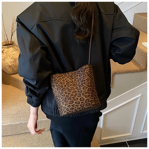 Gros plan sur le sac seau à imprimé léopard avec motif animal et fine bandoulière