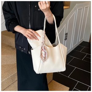 Borsa tote bianco sporco con pochette e foulard a quadri rosa indossata da modella