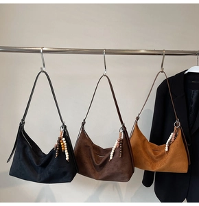 Trois grands sacs hobo en suédine noir marron et camel avec breloques perles bohèmes