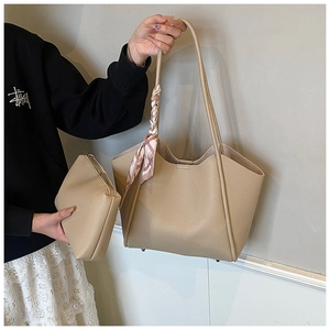 Borsa tote kaki in pelle martellata con manico in seta e pochette coordinata inclusa