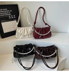 Détails de sacs nuages plissés en quatre couleurs avec chaînes de perles chic
