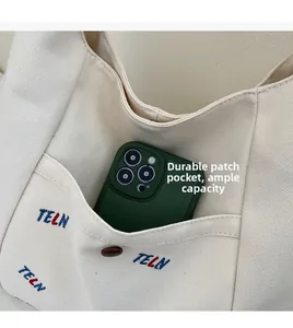 Detailansicht der strapazierfähigen Fronttasche an weißer Canvas-Tasche mit Stauraum