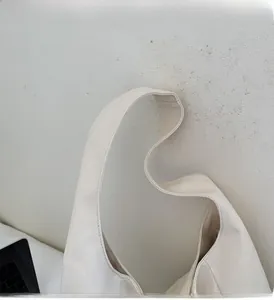 Detailaufnahme des verbreiterten Schultergurts dieser beigefarbenen Canvas-Tasche